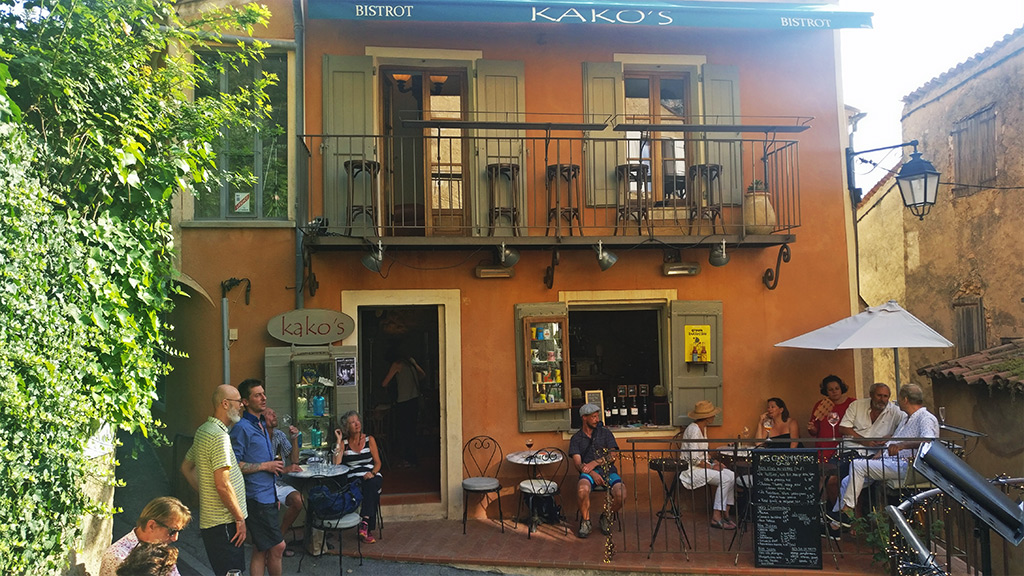 KAKO'S ou KAKOBISTROT GAY FRIENDLY Dans un décor des bistrots du siècle dernier, au cœur du village de Moustiers-Sainte-Marie, le BISTROT de KAKO vous accueille de 15h à 23h.